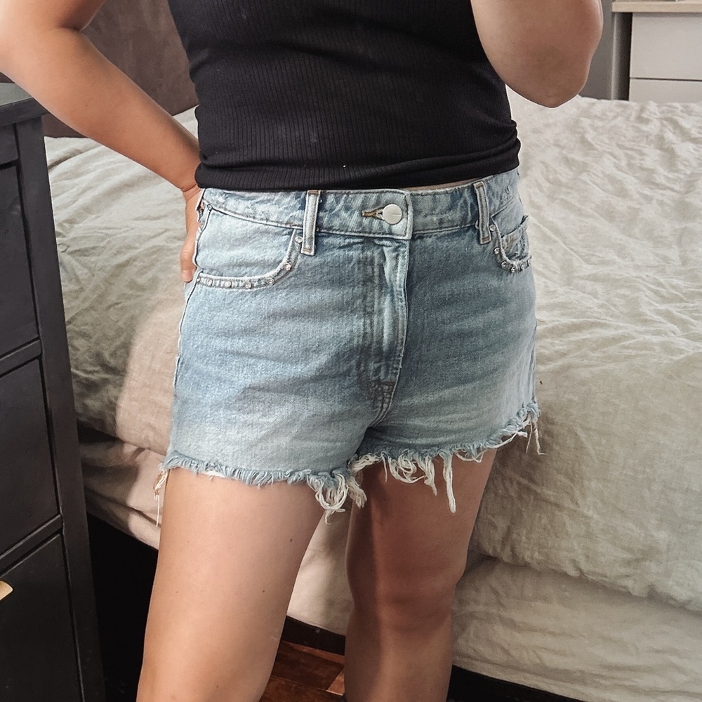 Zara Distressed Embellished High Rise Mom Short. Size S - Picture 10 of 10